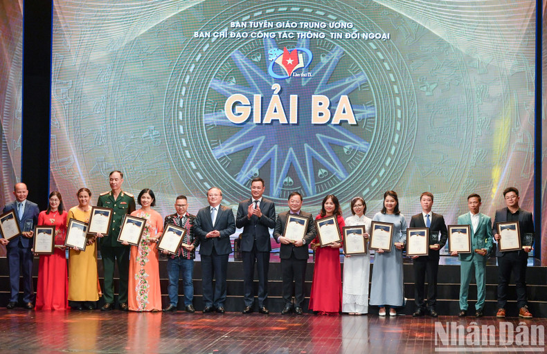 The presentation of the third prizes to the winning authors. The presentation of the third prizes to the winning authors.