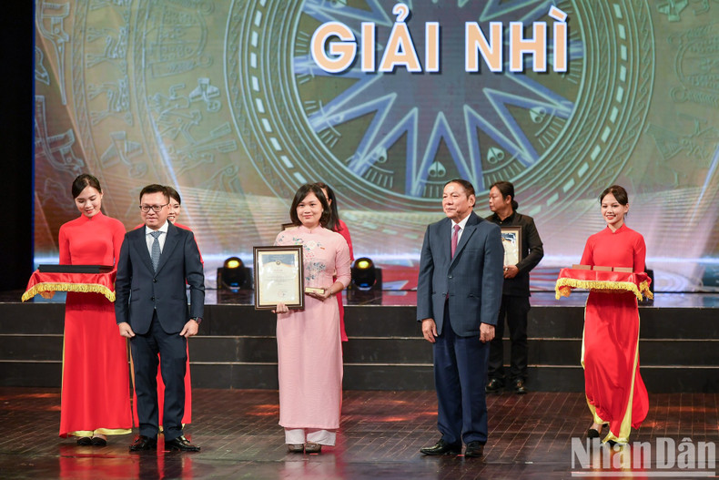 Nhan Dan Editor-in-chief Le Quoc Minh and Minister of Culture, Sports and Tourism Nguyen Van Hung present the second prizes. Nhan Dan Editor-in-chief Le Quoc Minh and Minister of Culture, Sports and Tourism Nguyen Van Hung present the second prizes.