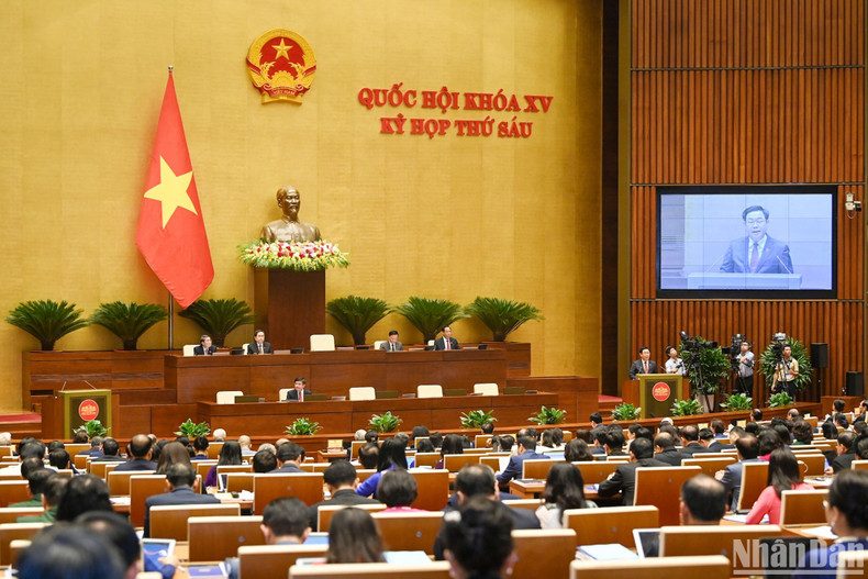 In his speech, National Assembly Chairman Vuong Dinh Hue calls on National Assembly deputies to exercise their roles more effectively and promote the spirit of democracy in each content at the meeting.