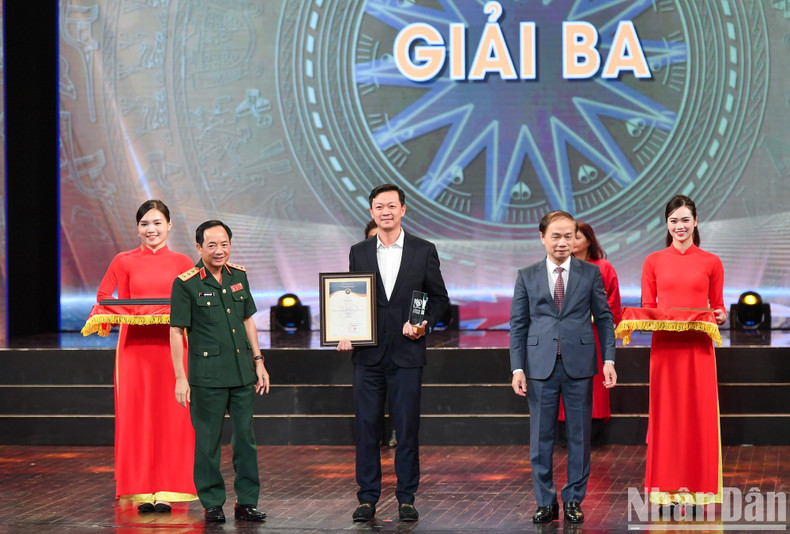 Nhan Dan’s Vu Duy Linh wins a third prize for his photos on the UN Secretary General’s visit to Vietnam. Nhan Dan’s Vu Duy Linh wins a third prize for his photos on the UN Secretary General’s visit to Vietnam.