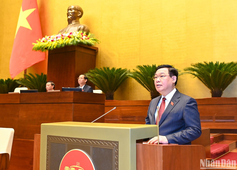 National Assembly Chairman Vuong Dinh Hue delivers his speech to open the sixth plenary meeting.