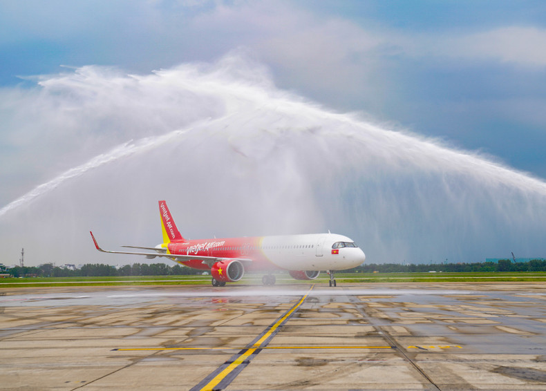 Vietjet's 101st aircraft receives a warm welcome at Tan Son Nhat International Airport.