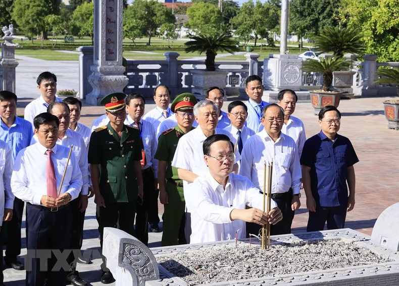 President Vo Van Thuong offers incense at the site of the Xuong Giang Victory, which was decisive to the final triumph of the uprising led by Le Loi against the Ming. President Vo Van Thuong offers incense at the site of the Xuong Giang Victory, which was decisive to the final triumph of the uprising led by Le Loi against the Ming.