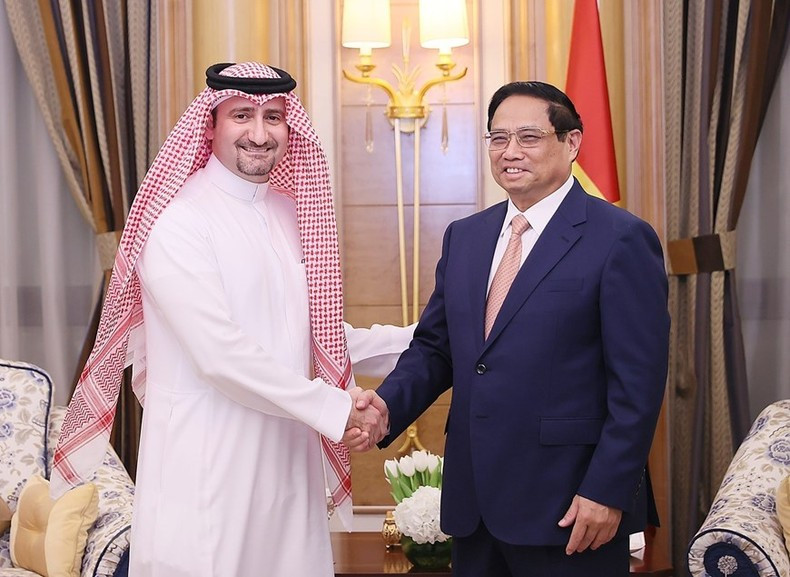 Prime Minister Pham Minh Chinh receives Ali Al Khatib, Deputy CEO for Investment & Portfolio at Ajlan & Bros Holding Group. Prime Minister Pham Minh Chinh receives Ali Al Khatib, Deputy CEO for Investment & Portfolio at Ajlan & Bros Holding Group.