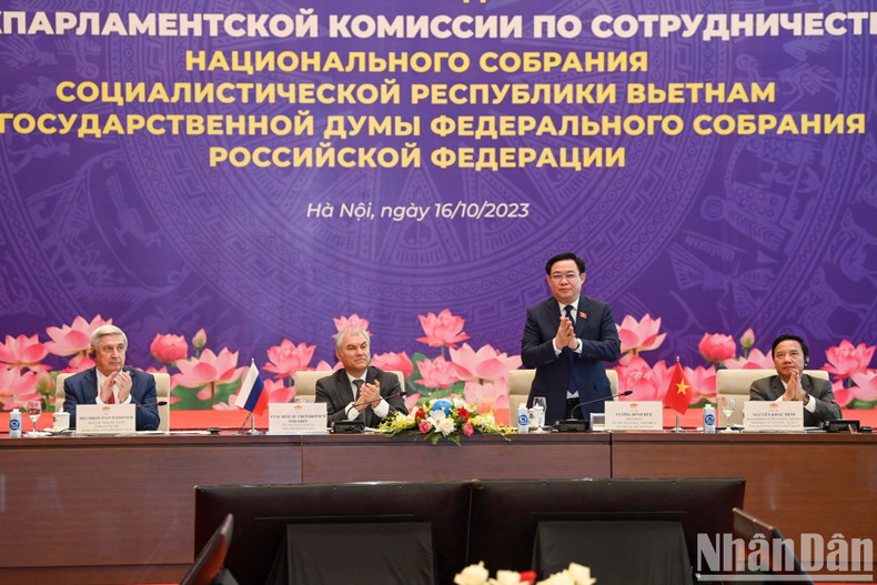 Chairman Vuong Dinh Hue, Chairman Vyacheslav Viktorovich Volodin and the deputy chairmen at the meeting.