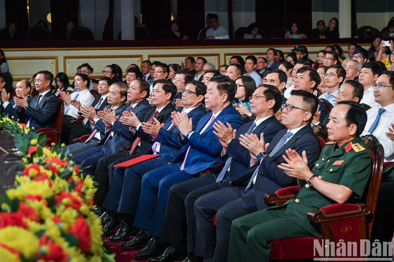 Party and State leaders attend the awards ceremony. Party and State leaders attend the awards ceremony.