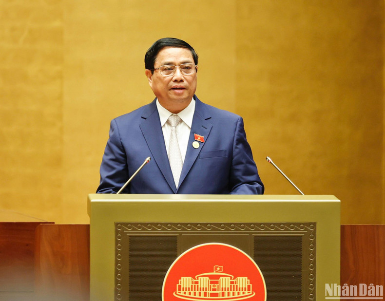 Prime Minister Pham Minh Chinh presents a report on Vietnam’s socio-economic performance in 2023 and the tentative socio-economic development plan for 2024.