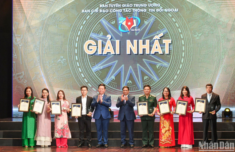 Prime Minister Pham Minh Chinh and Head of the Central Commission for Communication and Education present the first prizes to the winning authors. Prime Minister Pham Minh Chinh and Head of the Central Commission for Communication and Education present the first prizes to the winning authors.