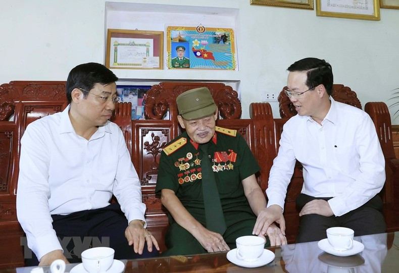 President Vo Van Thuong visits and presents gifts to Nguyen Van Thong, a wounded veteran in Bac Giang City. President Vo Van Thuong visits and presents gifts to Nguyen Van Thong, a wounded veteran in Bac Giang City.