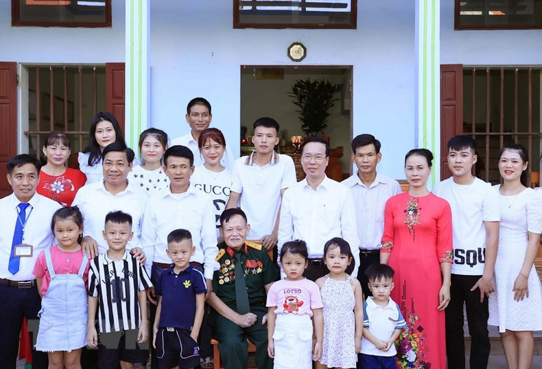 President Vo Van Thuong visits and presents gifts to Nguyen Van Thong, a wounded veteran in Bac Giang City. President Vo Van Thuong visits and presents gifts to Nguyen Van Thong, a wounded veteran in Bac Giang City.