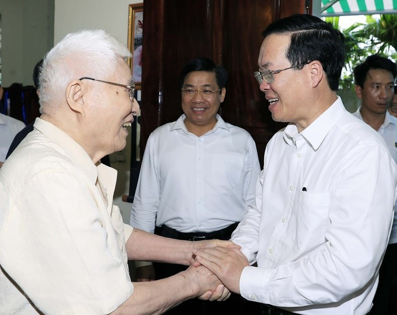 President Vo Van Thuong visits and presents gifts to Nguyen Thanh Quat, a former Party Secretary of Ha Bac Province. President Vo Van Thuong visits and presents gifts to Nguyen Thanh Quat, a former Party Secretary of Ha Bac Province.