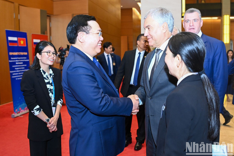 Vietnamese National Assembly Chairman Vuong Dinh Hue welcomes Chairman of the Russian State Duma Vyacheslav Viktorovich Volodin.