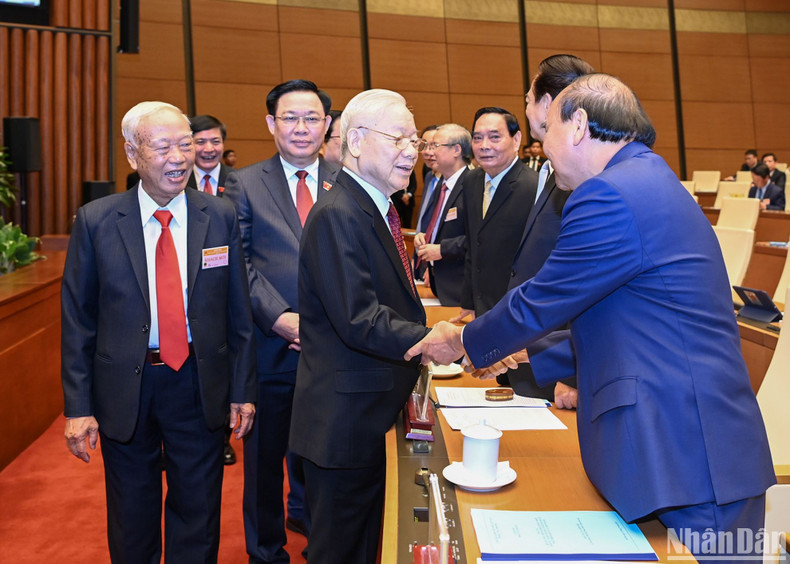 General Secretary Nguyen Phu Trong, National Assembly Chairman Vuong Dinh Hue and former Party and State leaders at the opening session.