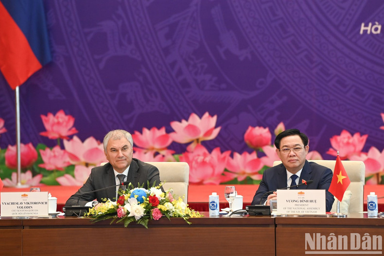 National Assembly Chairman Vuong Dinh Hue and Chairman of the Russian State Duma Vyacheslav Viktorovich Volodin preside over the meeting.