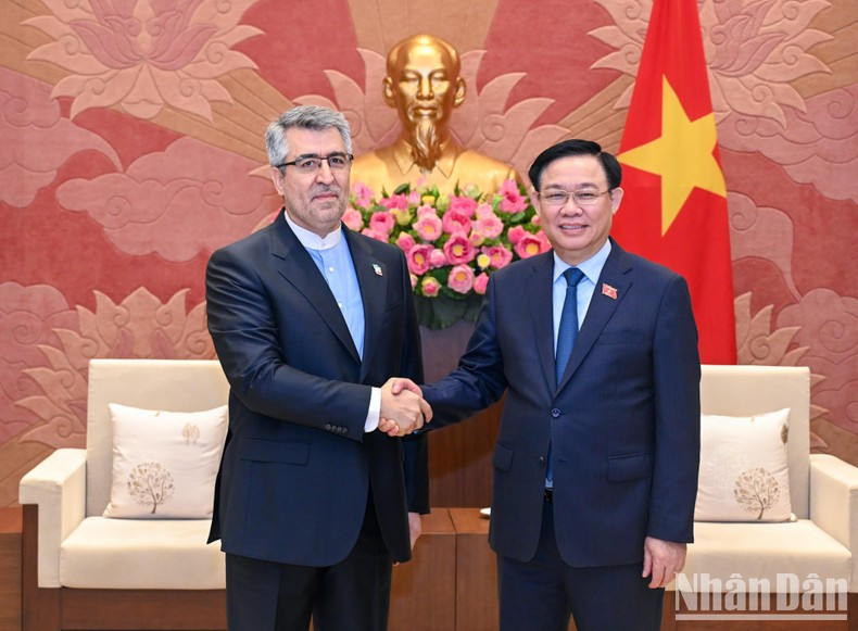 National Assembly Chairman Vuong Dinh Hue receives Iranian Ambassador to Vietnam Ali Akbar Nazari. (Photo: Duy Linh)