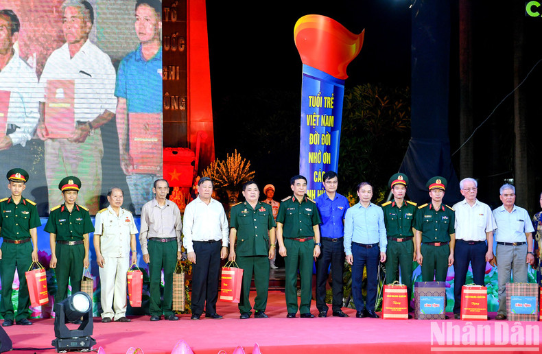 General Phan Van Giang presents gifts to wounded soldiers and families of national contributors.