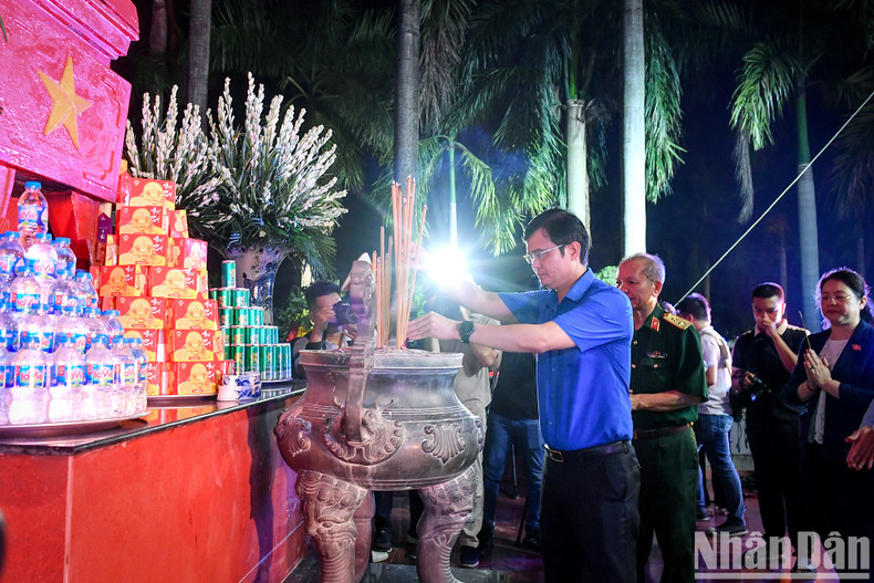 Delegates offer flowers at the monument to fallen soldiers.