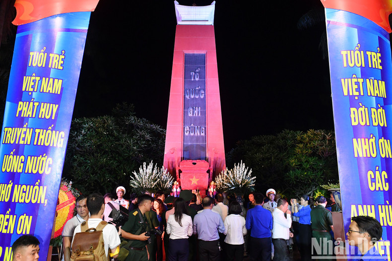 Delegates and youth union members offer incense, flowers, and light candles to pay tribute to heroic mothers and heroes laid to rest, at the Hanoi Martyrs Cemetery.