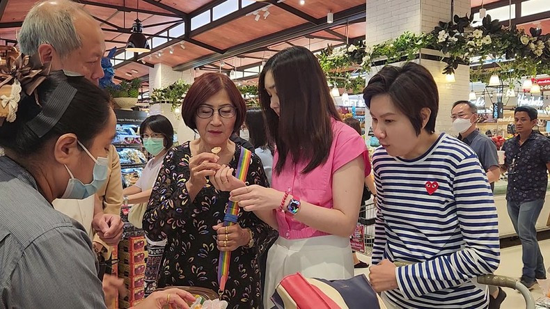 Thai consumers taste Vietnamese lychees. Thai consumers taste Vietnamese lychees.