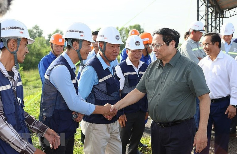PM Pham Minh Chinh interacts with engineers and workers at the construction site. PM Pham Minh Chinh interacts with engineers and workers at the construction site.