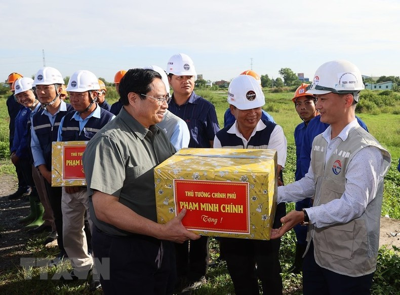 PM Pham Minh Chinh presents gifts to workers working on the section of Ho Chi Minh City’s third ring road in Long An Province. PM Pham Minh Chinh presents gifts to workers working on the section of Ho Chi Minh City’s third ring road in Long An Province.
