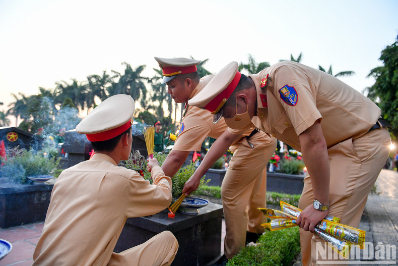 Members of the military and public security forces are present at the cemetery from 6 pm to prepare for the service.