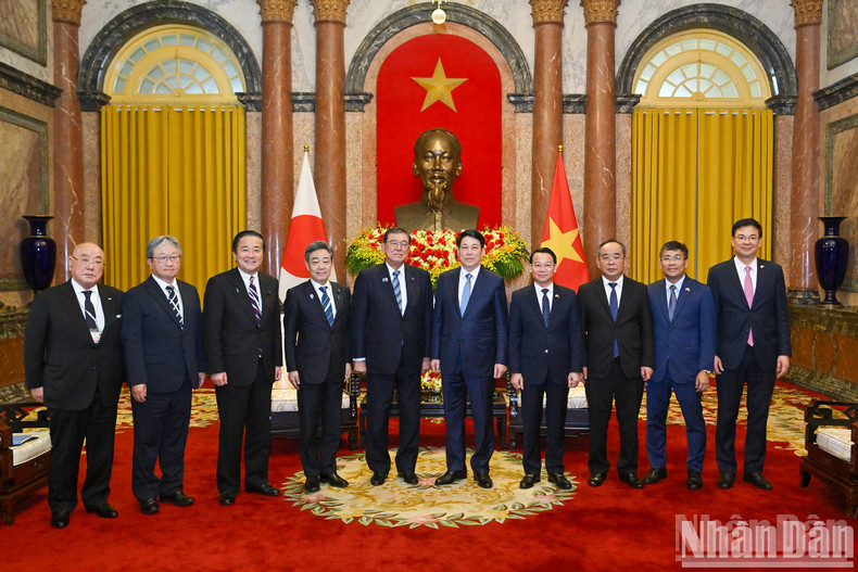President Luong Cuong, Japanese PM Ishiba Shigeru and delegates pose for a group photo.