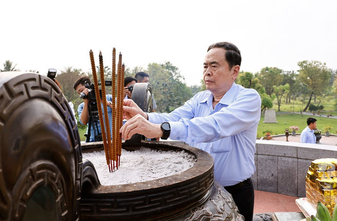 NA Chairman Tran Thanh Man offers incense at the Quang Tri citadel national special relic site. (Photo: VNA) NA Chairman Tran Thanh Man offers incense at the Quang Tri citadel national special relic site. (Photo: VNA)