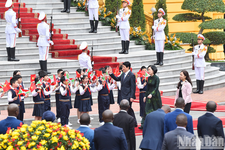 Hanoi children wave at President Luong Cuong and his spouse. Hanoi children wave at President Luong Cuong and his spouse.