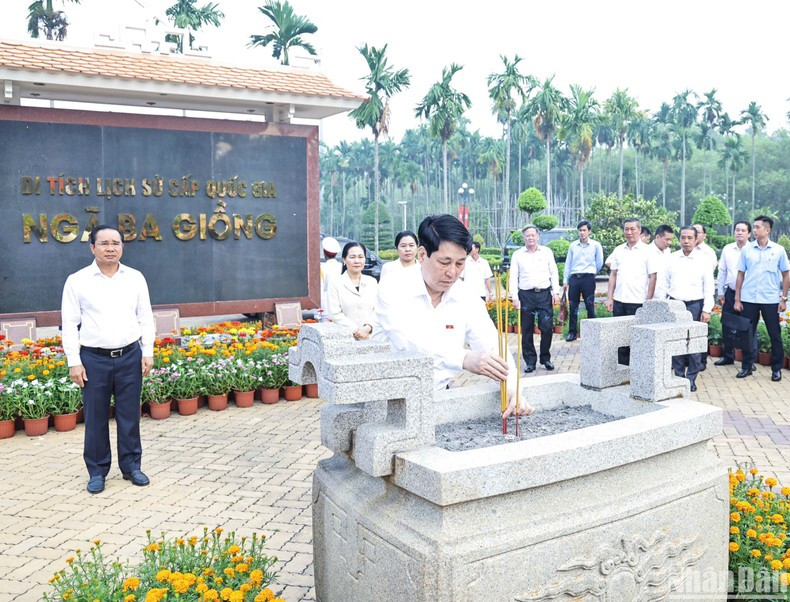 President Luong Cuong offers incense and flowers at the Ba Giong T-junction Special National Site.