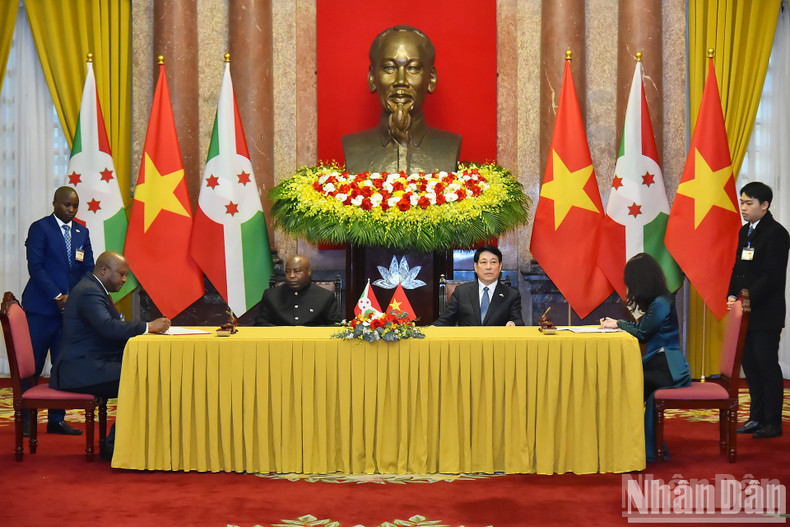 President Luong Cuong and Burundi President Evariste Ndayishimiye witness the signing of cooperation documents between the two countries. President Luong Cuong and Burundi President Evariste Ndayishimiye witness the signing of cooperation documents between the two countries.