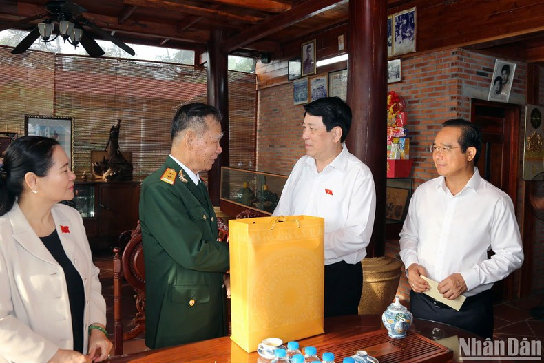 On the same morning, President Luong Cuong visits Hero of the People’s Armed Forces To Van Duc in Cu Chi District.