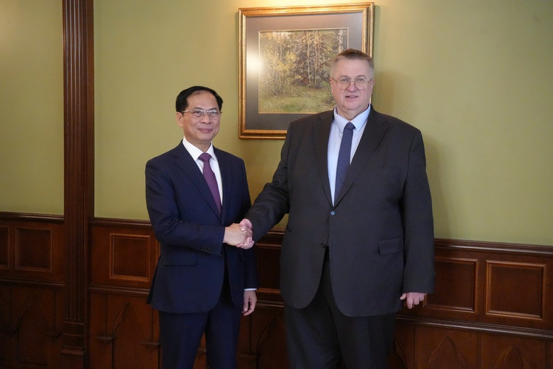 Deputy PM and Foreign Minister Bui Thanh Son meets with Russian Deputy PM Alexey Overchuk. (Photo: VGP) Deputy PM and Foreign Minister Bui Thanh Son meets with Russian Deputy PM Alexey Overchuk. (Photo: VGP)