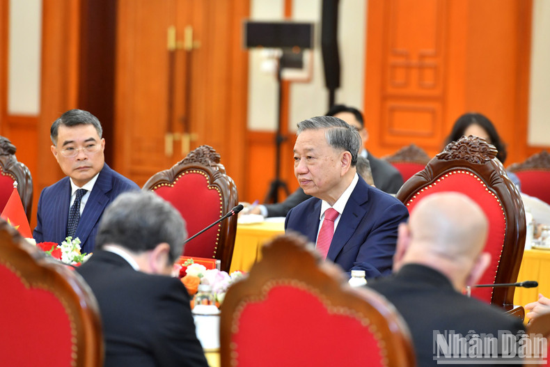 General Secretary To Lam speaks at the meeting with Japanese Prime Minister Ishiba Shigeru.