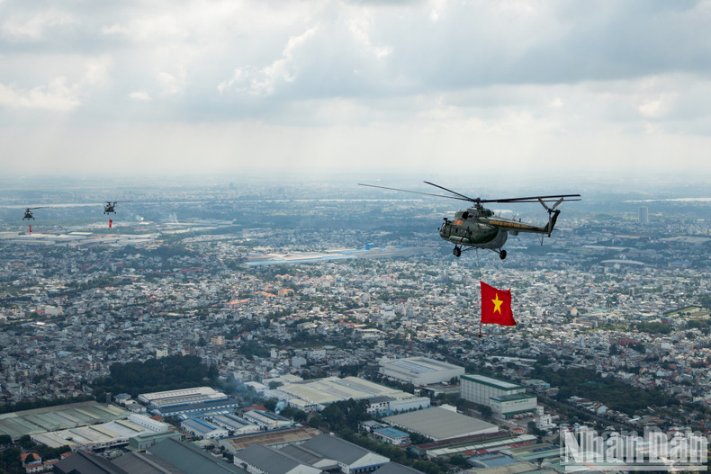 The helicopters used are Mi-171, Mi-17 and Mi-8 flying in a 3-4-3 formation.