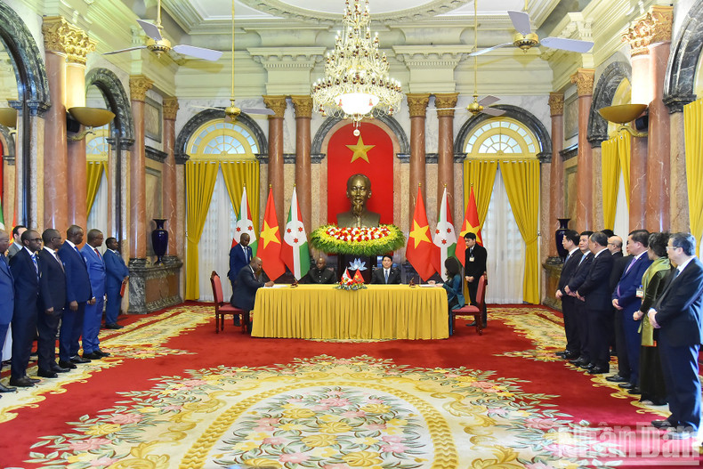 President Luong Cuong and Burundi President Evariste Ndayishimiye witness the signing of cooperation documents between the two countries. President Luong Cuong and Burundi President Evariste Ndayishimiye witness the signing of cooperation documents between the two countries.