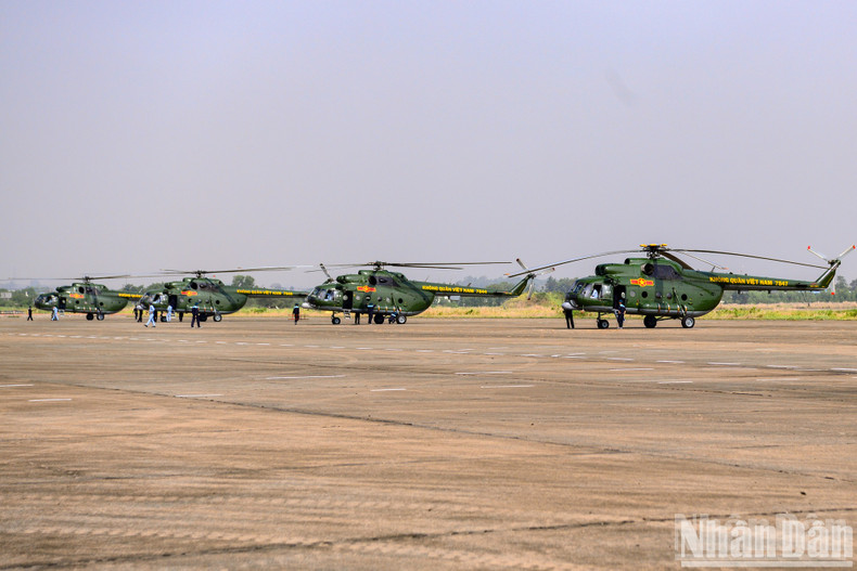 The flight crews participating in this special flight belong to the 917th Air Regiment (370th Division), 916th Regiment (371st Division), and 930th Regiment (372nd Division).