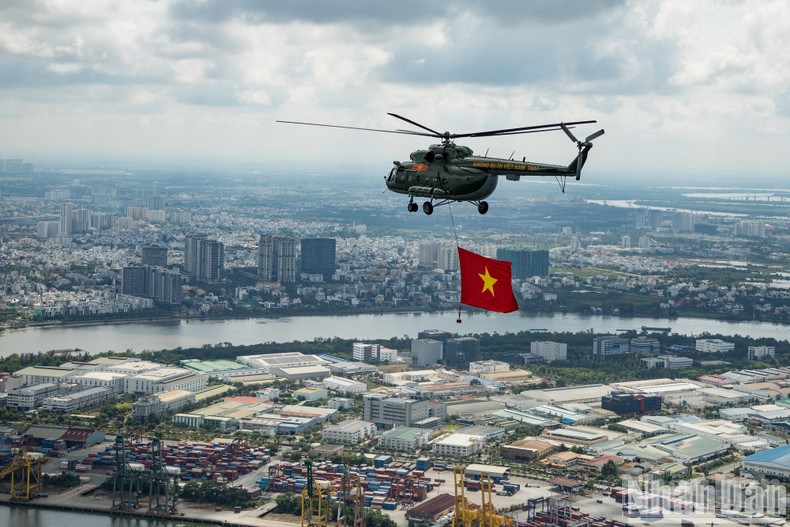 The helicopter carrying the Party flag from Bien Hoa Airport heading towards Ho Chi Minh City.