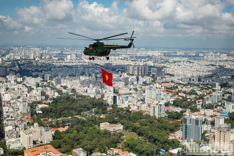 The planned flight route is: Bien Hoa Military Airport - Thu Duc - Saigon Bridge - Independence Palace - Bach Dang Wharf, then departing from central District 1 flying along the Saigon River to Thu Dau Mot City (Binh Duong), before returning to Bien Hoa Military Airport.