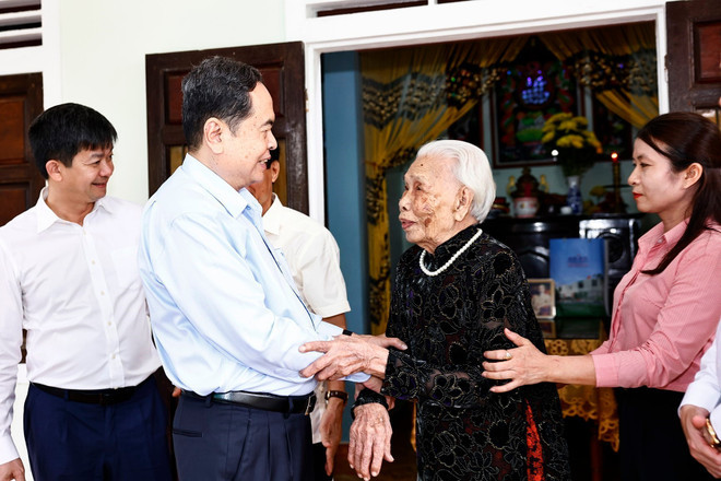 NA Chairman Tran Thanh Man and heroic mother Dao Thi Vui, aged 102, in Hai Thuong commune, Hai Lang district, Quang Trị province. (Photo: VNA) NA Chairman Tran Thanh Man and heroic mother Dao Thi Vui, aged 102, in Hai Thuong commune, Hai Lang district, Quang Trị province. (Photo: VNA)