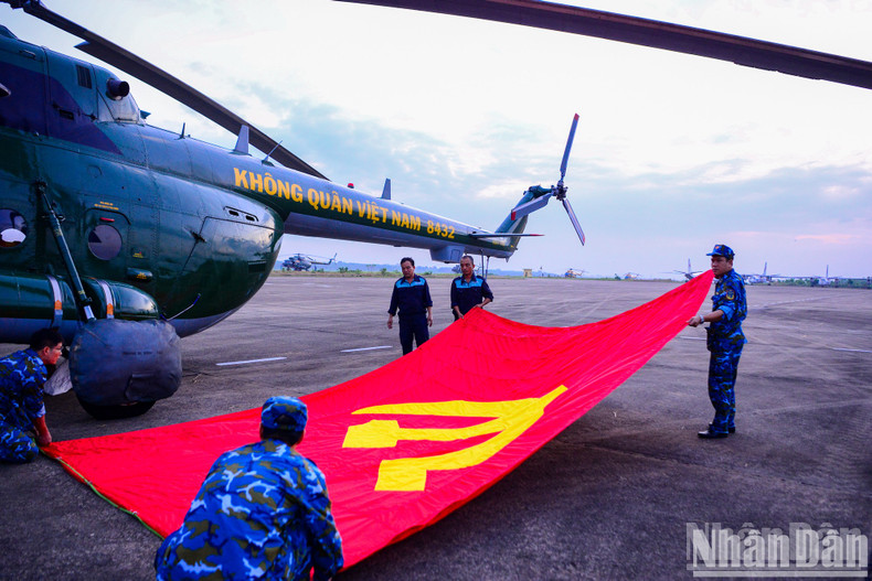 The Party and national flags are identical in size at approximately 20 square metres, with 120kg counterweights at the bottom of the cable to keep the flags taut while airborne.