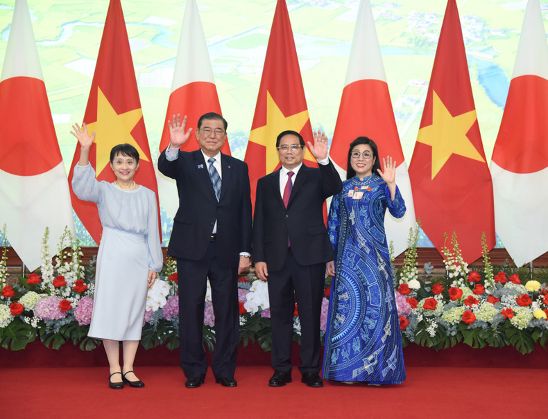 Vietnamese PM Pham Minh Chinh, Japanese PM Ishiba Shigeru and their spouses in a group photo.