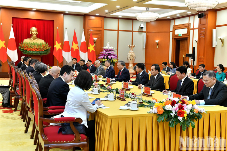 General Secretary To Lam and Vietnamese delegates at the meeting.