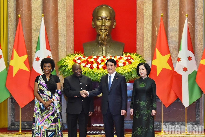 President Luong Cuong, Burundi President Evariste Ndayishimiye and their spouses pose for a photo after the welcome ceremony. President Luong Cuong, Burundi President Evariste Ndayishimiye and their spouses pose for a photo after the welcome ceremony.