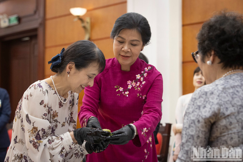 Banh com is a traditional Vietnamese dessert made from young glutinous rice.