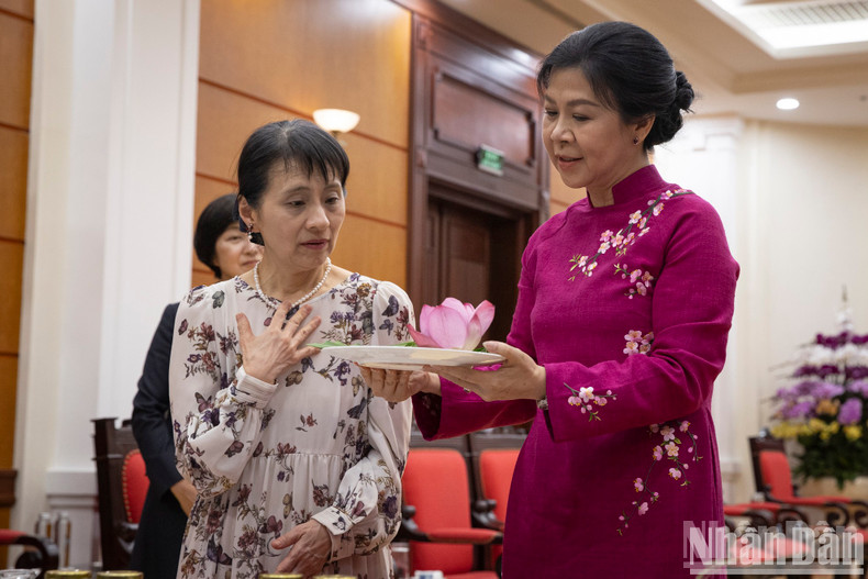 Lady Ngo Phuong Ly introduces banh com to Lady Ishiba Yoshiko.