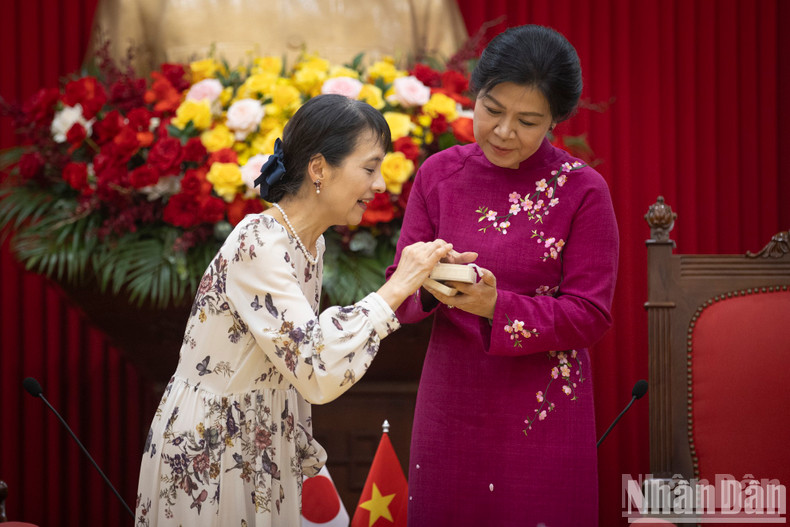 Lady Ishiba Yoshiko presents a gift to Lady Ngo Phuong Ly.