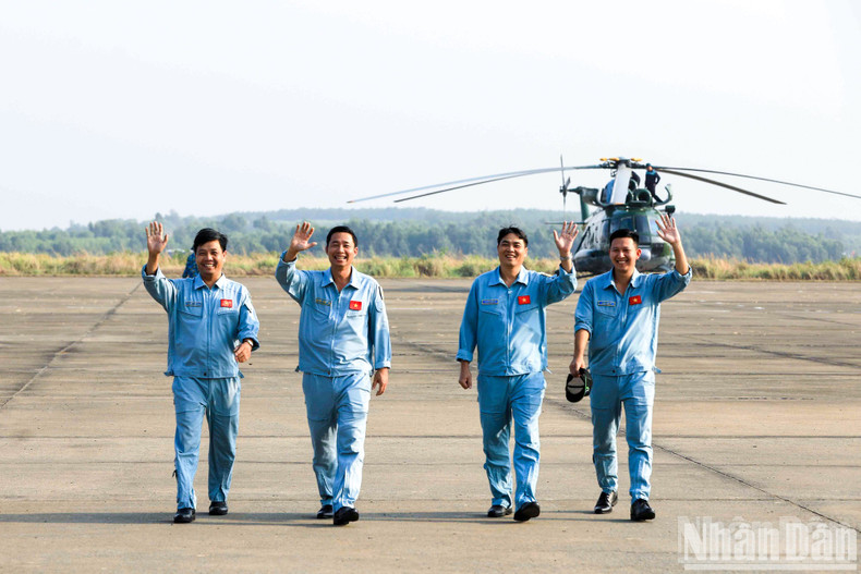 At present, the officers, pilots and flight crews have practised the drill thoroughly, flying and displaying the Party and national flags, determined to deliver a spectacular performance at the 50th anniversary of the Liberation of the South and National Reunification.
