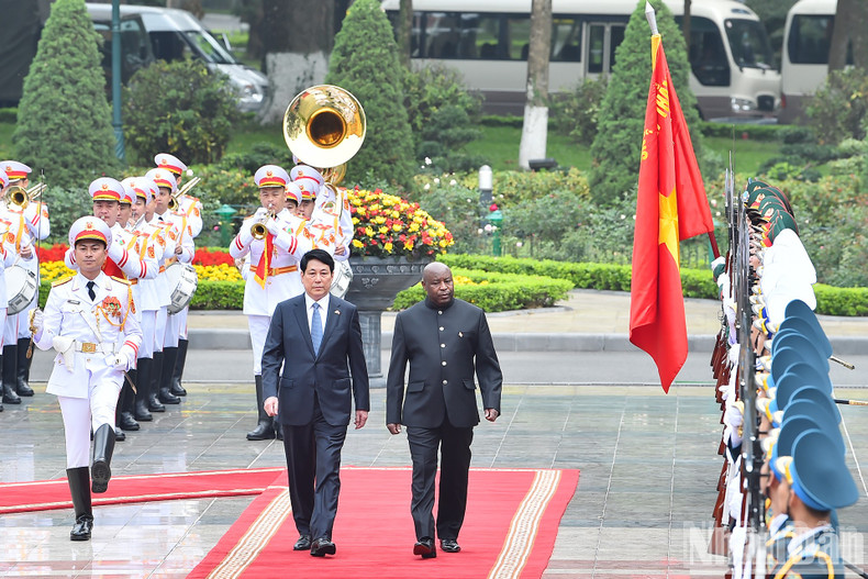 President Luong Cuong and Burundi President Evariste Ndayishimiye review the guard of honour. President Luong Cuong and Burundi President Evariste Ndayishimiye review the guard of honour.