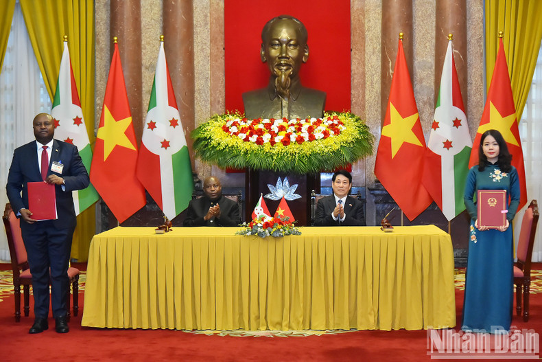 President Luong Cuong and Burundi President Evariste Ndayishimiye witness the signing of cooperation documents between the two countries. President Luong Cuong and Burundi President Evariste Ndayishimiye witness the signing of cooperation documents between the two countries.
